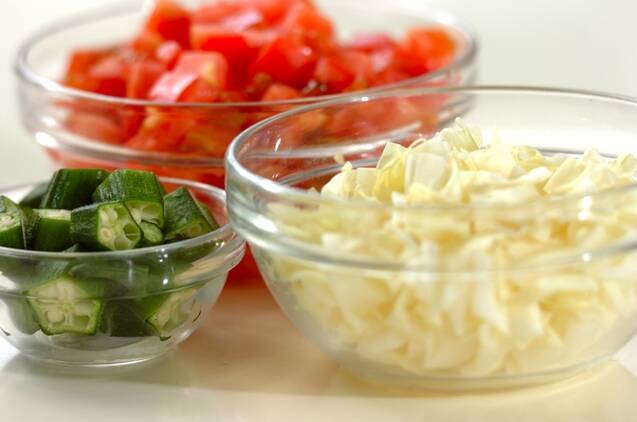 トマトとオクラのコールスローの作り方の手順1