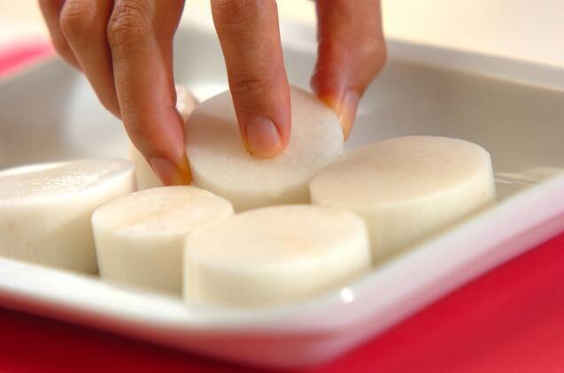 しみしみ大根と鶏手羽元の煮物の作り方の手順1