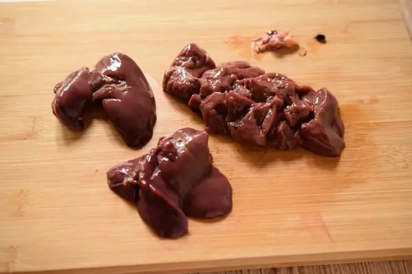 鶏レバーとうずらのウスターソース煮の下準備1