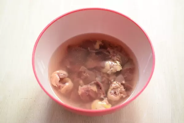 鶏レバーとうずらのウスターソース煮の作り方1