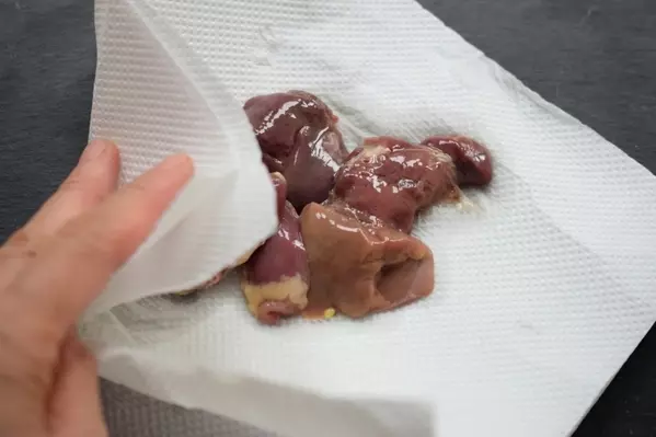 鶏レバーとうずらのウスターソース煮の作り方2