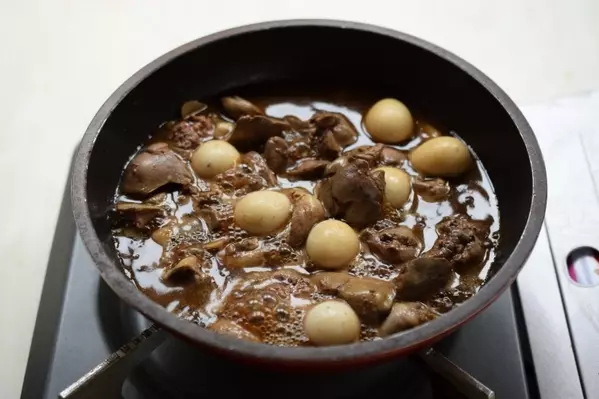 鶏レバーとうずらのウスターソース煮の作り方4