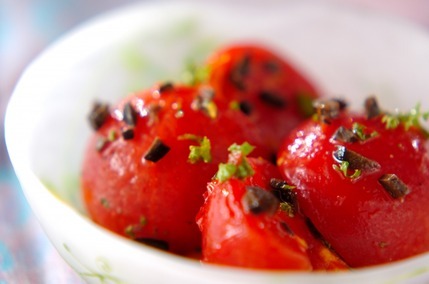 湯むきトマトとオリーブのサラダ