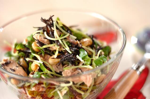 大豆とひじきの入ったサラダが盛られたガラス器