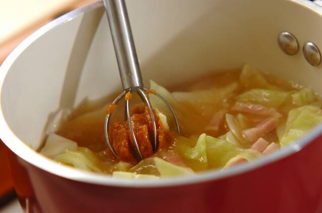 ベーコンとキャベツのみそ汁の作り方の手順3