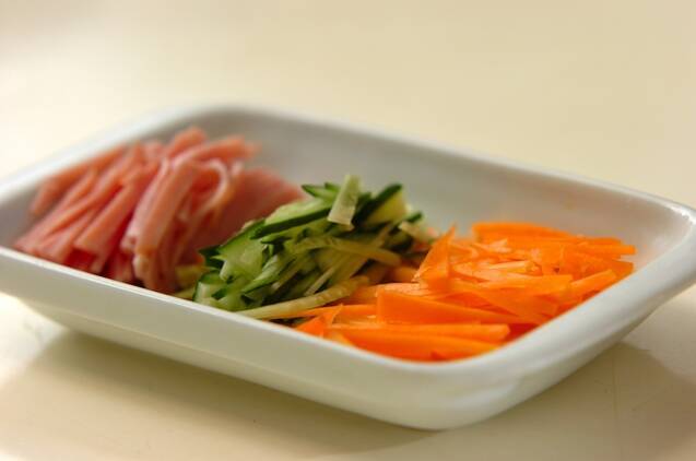 スイートチリソースとナンプラーのエスニック風春雨サラダの作り方の手順1