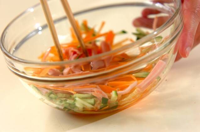 スイートチリソースとナンプラーのエスニック風春雨サラダの作り方の手順3