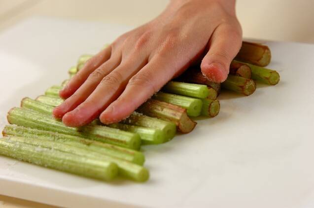 フキのだし浸しの作り方の手順1