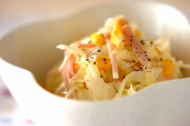 器に盛り付けられたコーンとハムのコールスロー