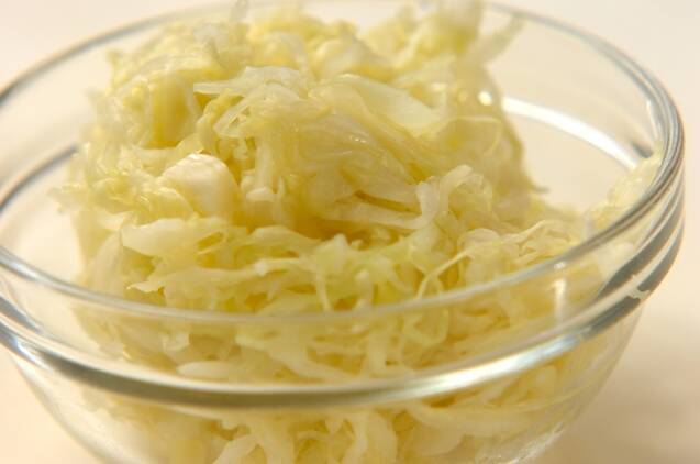 コーンとハムのコールスローの作り方の手順1