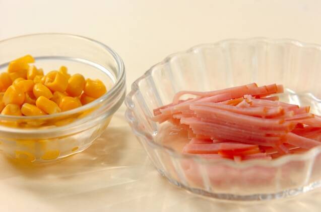 コーンとハムのコールスローの作り方の手順2