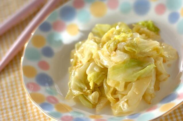ドット柄の深皿に盛られたキャベツとアンチョビのソテー