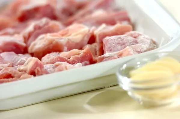 鶏とオクラのガーリックバターじょうゆ炒めの下準備2
