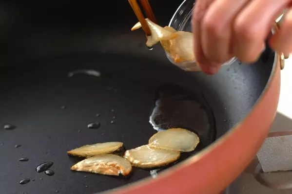 鶏とオクラのガーリックバターじょうゆ炒めの作り方1