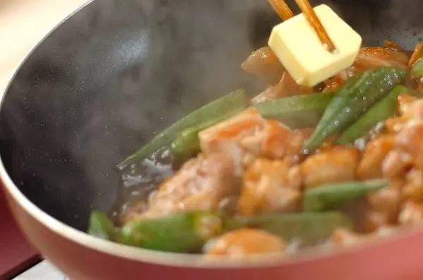 鶏とオクラのガーリックバターじょうゆ炒めの作り方3