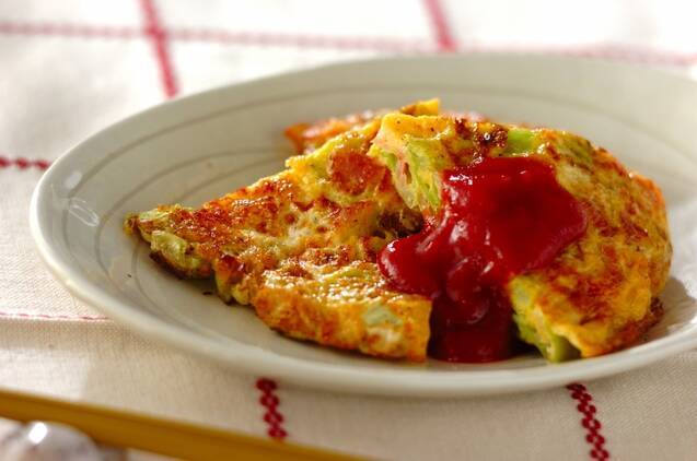 白色の皿に盛られたキャベツオムレツ