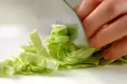 キャベツオムレツの下準備1