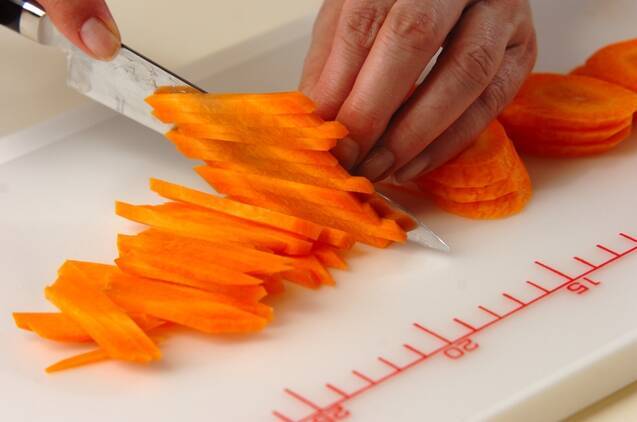 ニンジンとジャコの煮物の作り方の手順1