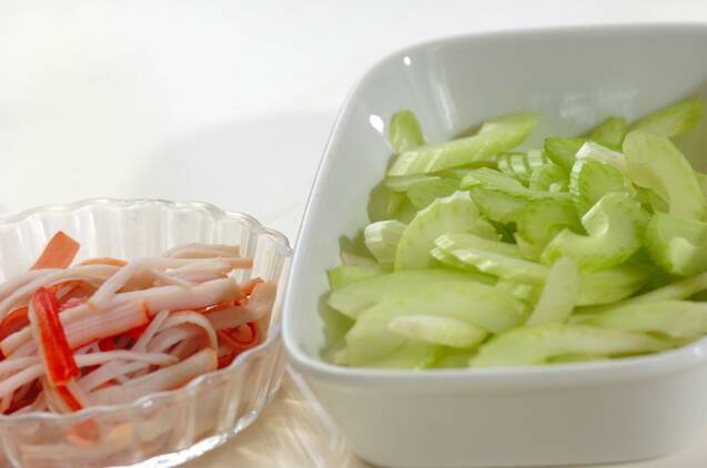 セロリとカニカマのサラダの作り方の手順1