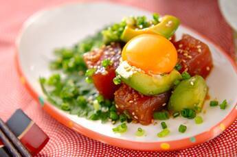 簡単アボカドとマグロのユッケ 絶品おつまみ
