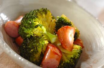 ソーセージとブロッコリーの塩炒め