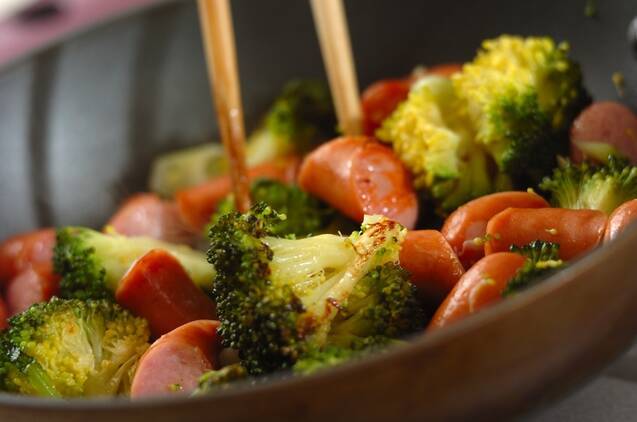 ソーセージとブロッコリーの塩炒めの作り方の手順2