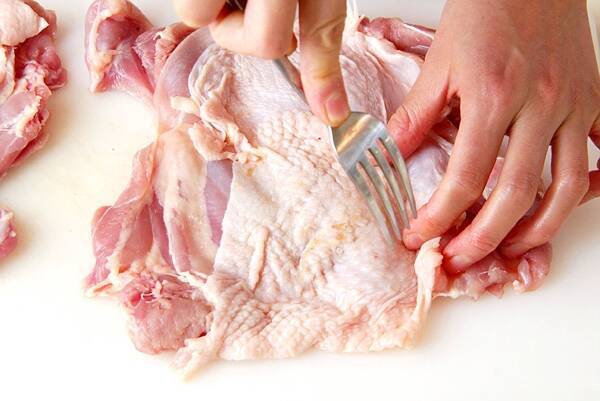 チキンロールの甘辛煮の作り方の手順1