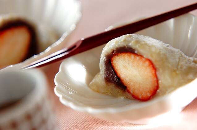 白い皿にカットして盛りつけられたキヌア入りいちご大福