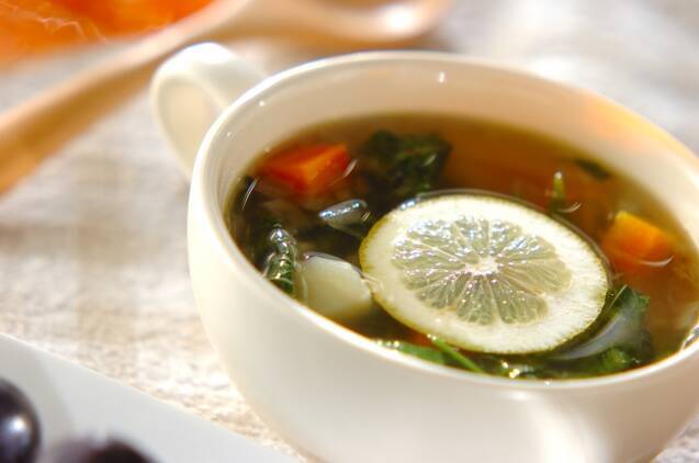 白いカップに盛ったモロヘイヤのスープ
