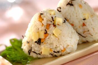 アーモンドと塩昆布のチーズおにぎり