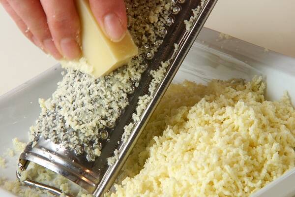 本格派のためのチーズフォンデュの作り方の手順1