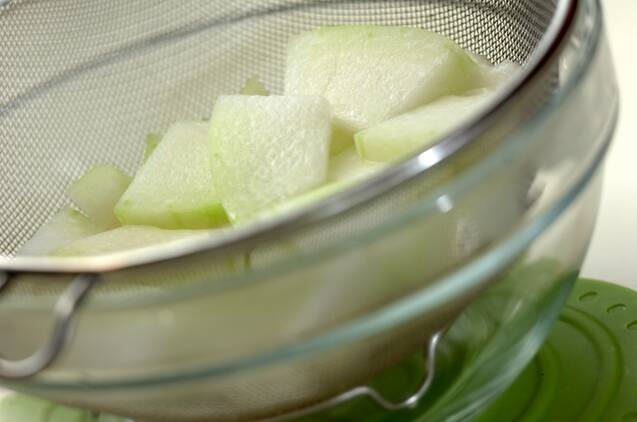 具だくさんの冬瓜スープ煮の作り方の手順1