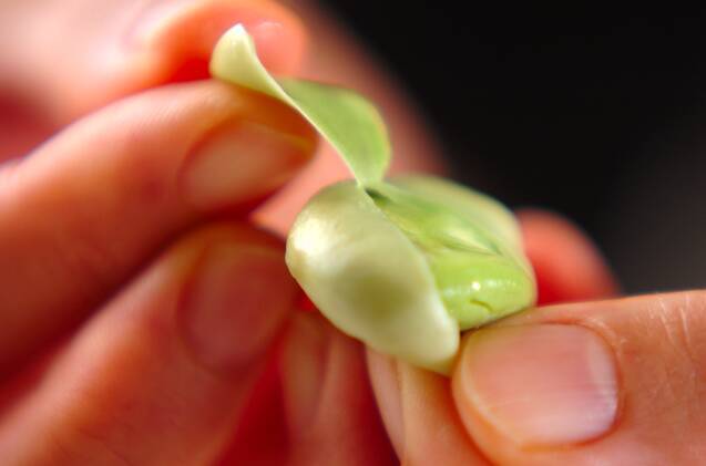 エビとソラ豆のグラタントーストの作り方の手順1