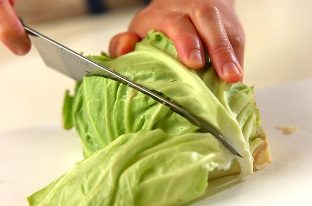 春キャベツとサワラのトマトソースの作り方の手順1