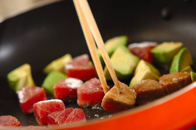 アボカドポキ丼の作り方の手順2