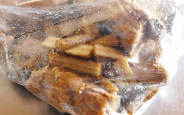 豚スペアリブと春ゴボウのバルサミコ酢しょうゆ漬けの作り方の手順5