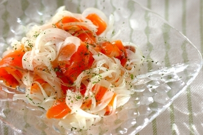 スモークサーモンと玉ネギのサラダ 副菜 のレシピ 作り方 E レシピ 料理のプロが作る簡単レシピ