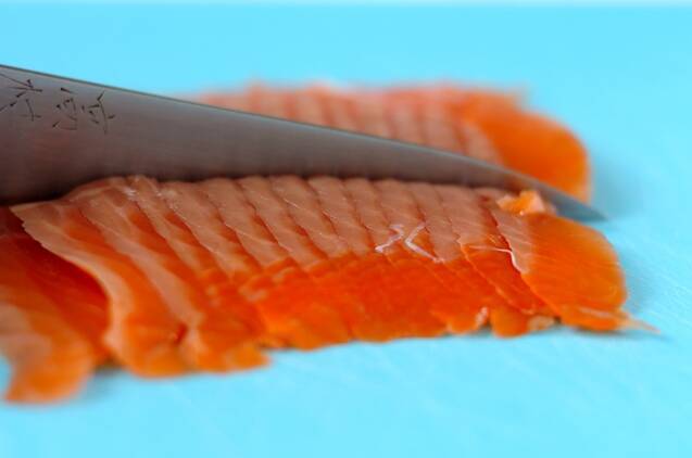 スモークサーモンと玉ネギのサラダの作り方の手順1