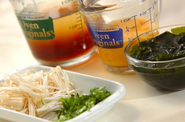 エノキとワカメの茶碗蒸しの作り方の手順1