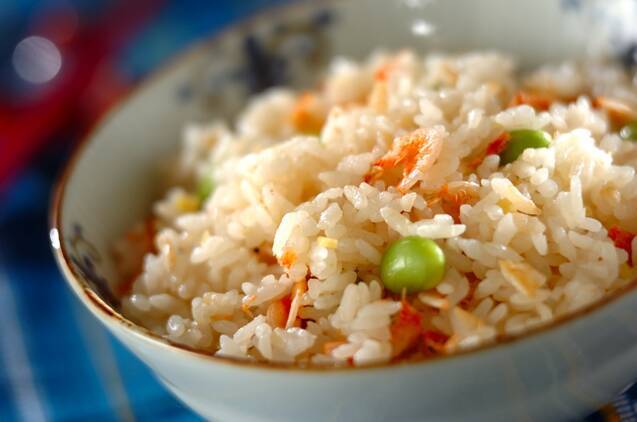 茶碗に盛り付けられた桜えびと生姜のごはん