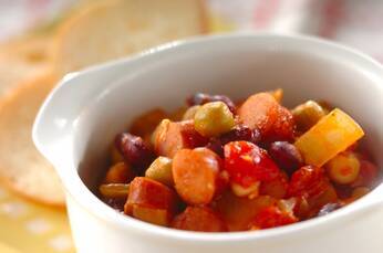 ミックスビーンズとソーセージのトマト煮