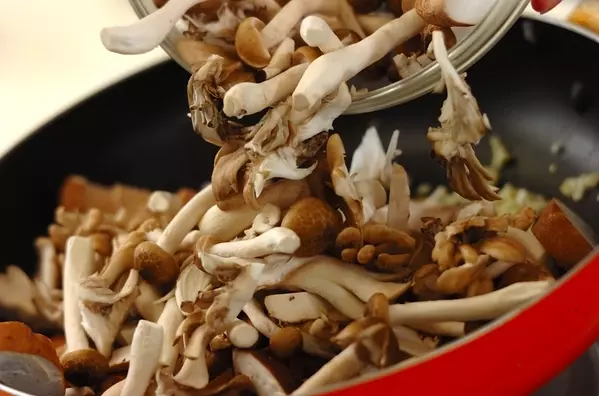 常備菜にぴったり!キノコのスパイシーソテーの作り方1