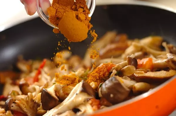 常備菜にぴったり!キノコのスパイシーソテーの作り方2