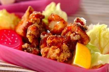 鶏の唐揚げチリソース添え