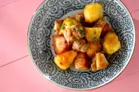 ご飯がすすむ！鶏もも肉とジャガイモのバターしょうゆ炒め