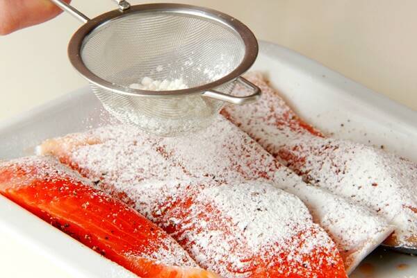 サーモンのレモンソテーの作り方の手順1