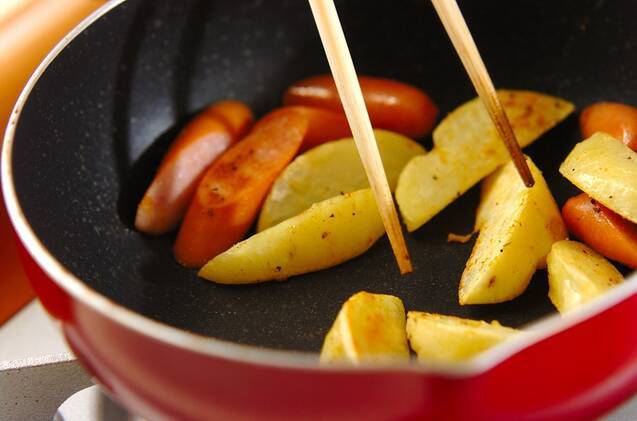 ジャガイモとソーセージ炒めの作り方の手順3