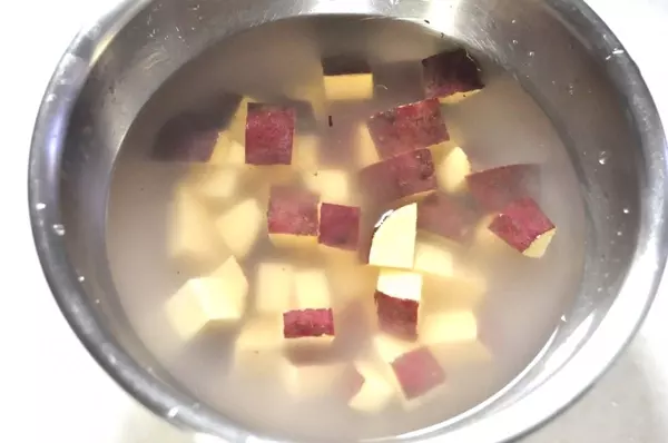 小豆とサツマイモのもち米粥の下準備1