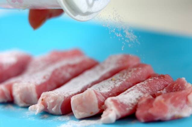 豚肩ロース肉とピーマンのオイスターソース炒めの作り方の手順1