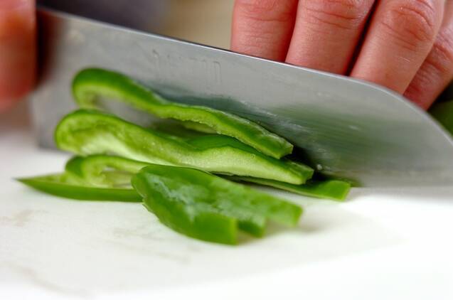 豚肩ロース肉とピーマンのオイスターソース炒めの作り方の手順2